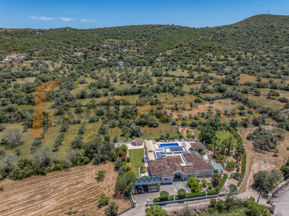 Moradia T4 para Venda em Santa Barbara de Nexe Foto 16