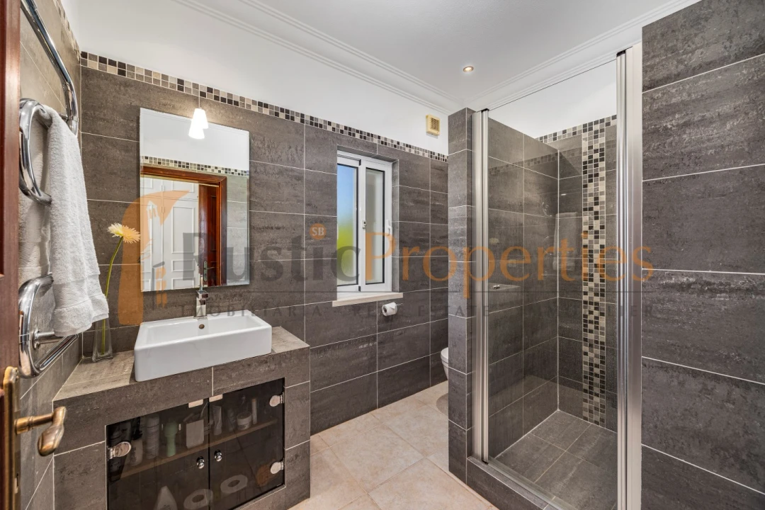 Moradia T4 para Venda em Santa Barbara de Nexe Foto 32