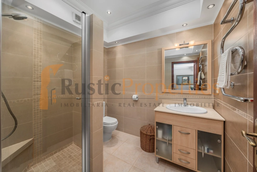 Moradia T4 para Venda em Santa Barbara de Nexe Foto 35