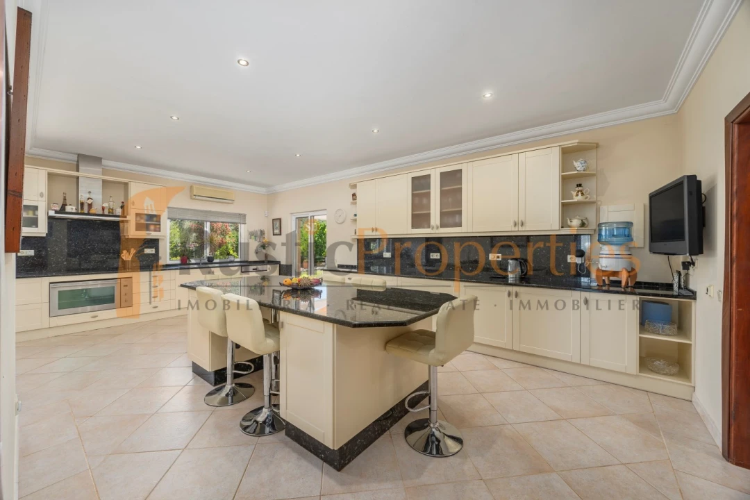 Moradia T4 para Venda em Santa Barbara de Nexe Foto 26