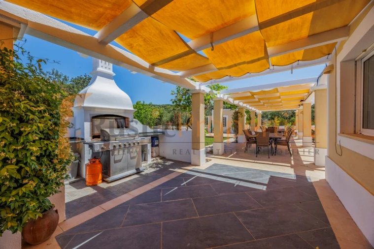 Moradia T4 para Venda em Santa Barbara de Nexe Foto 4