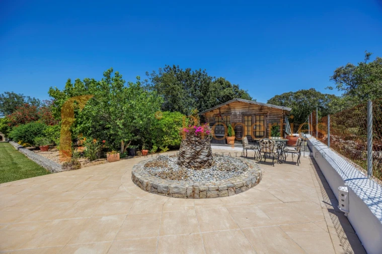 Moradia T4 para Venda em Santa Barbara de Nexe Foto 8