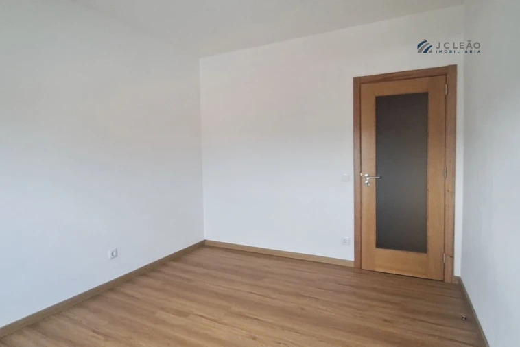 Apartamento T2 para Arrendamento em Paredes Foto 3