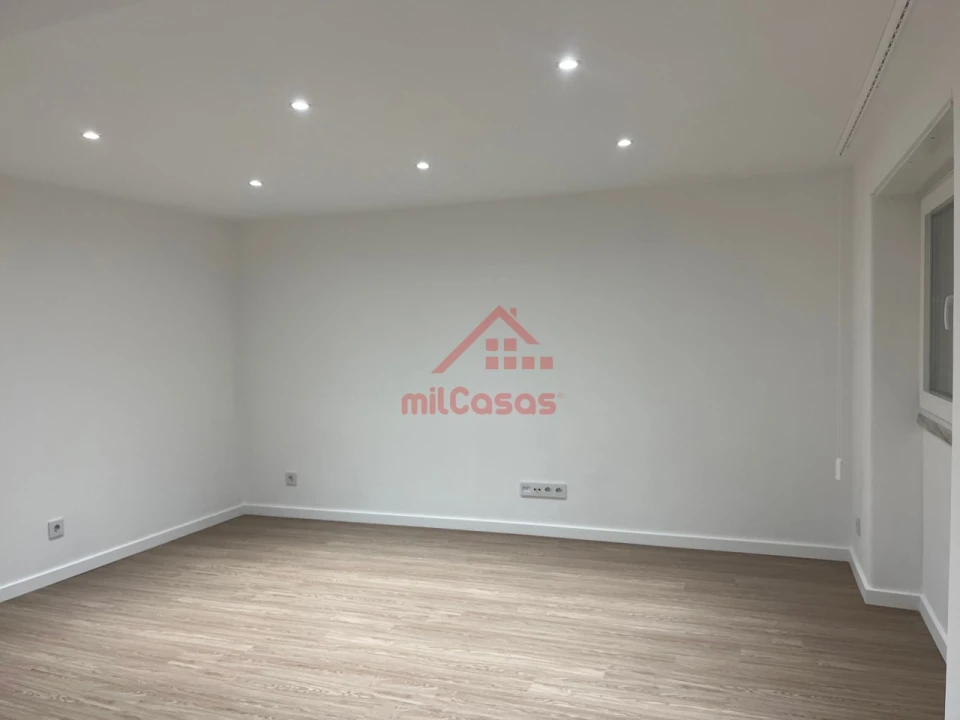 Apartamento T2 para Arrendamento em Santa Maria, São Pedro e Matacães Foto 4