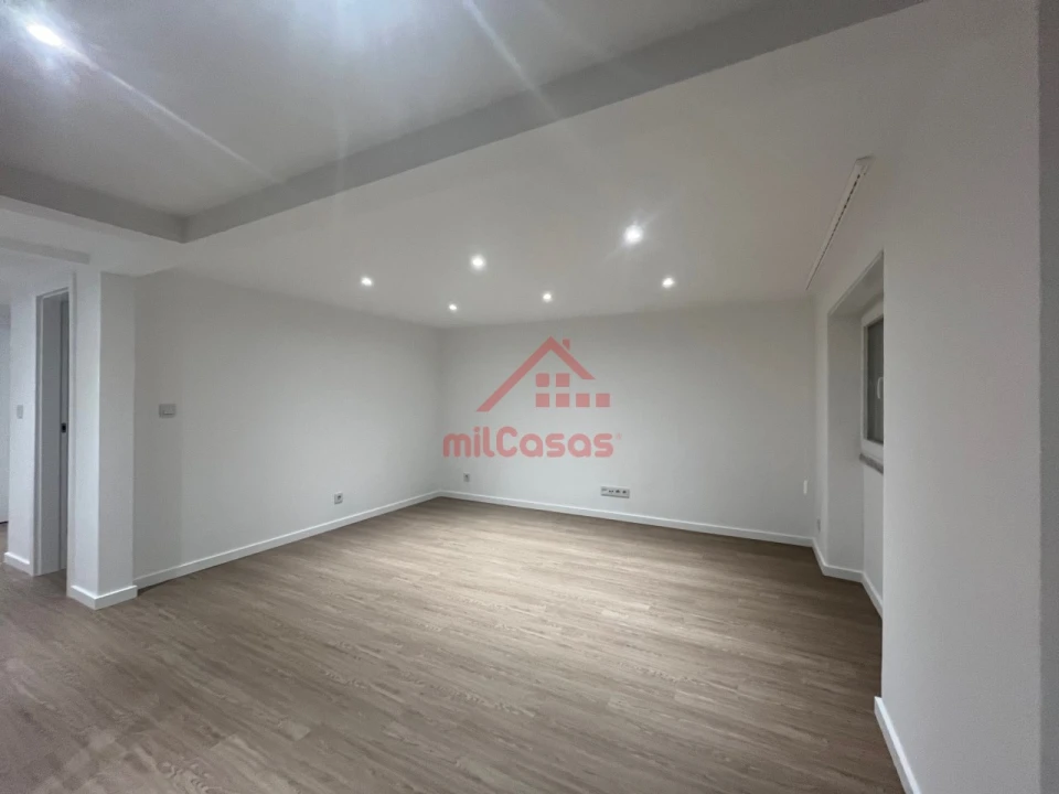 Apartamento T2 para Arrendamento em Santa Maria, São Pedro e Matacães Foto 5