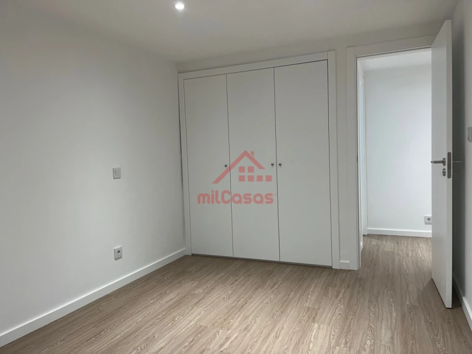 Apartamento T2 para Arrendamento em Santa Maria, São Pedro e Matacães Foto 11