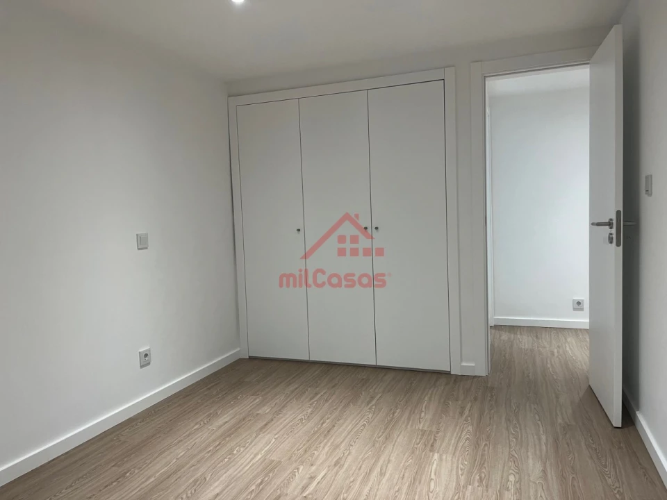 Apartamento T2 para Arrendamento em Santa Maria, São Pedro e Matacães Foto 12