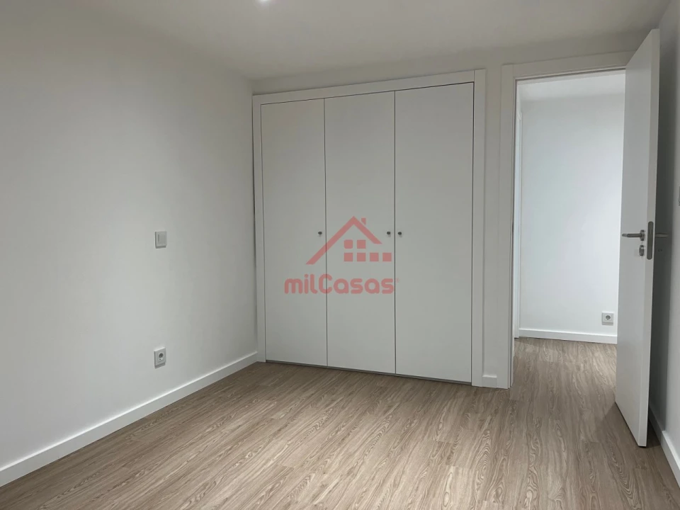 Apartamento T2 para Arrendamento em Santa Maria, São Pedro e Matacães Foto 14