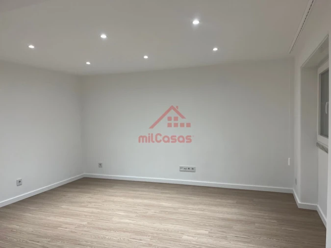 Apartamento T2 para Arrendamento em Santa Maria, São Pedro e Matacães Foto 4