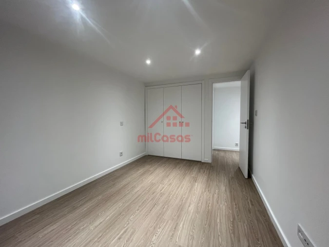 Apartamento T2 para Arrendamento em Santa Maria, São Pedro e Matacães Foto 13