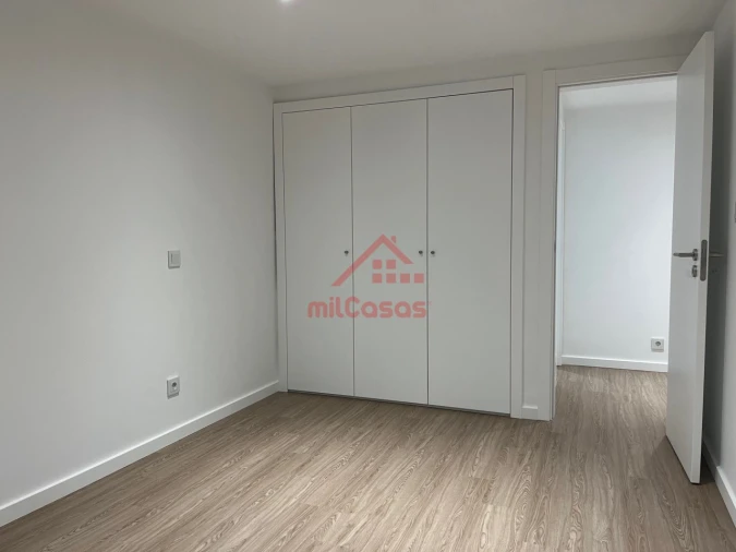 Apartamento T2 para Arrendamento em Santa Maria, São Pedro e Matacães Foto 14