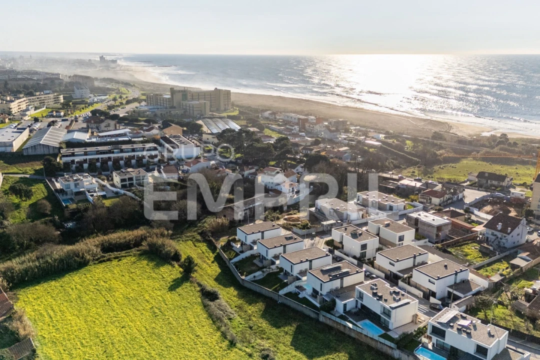 Moradia T3 para Venda em São Felix da Marinha Foto 1