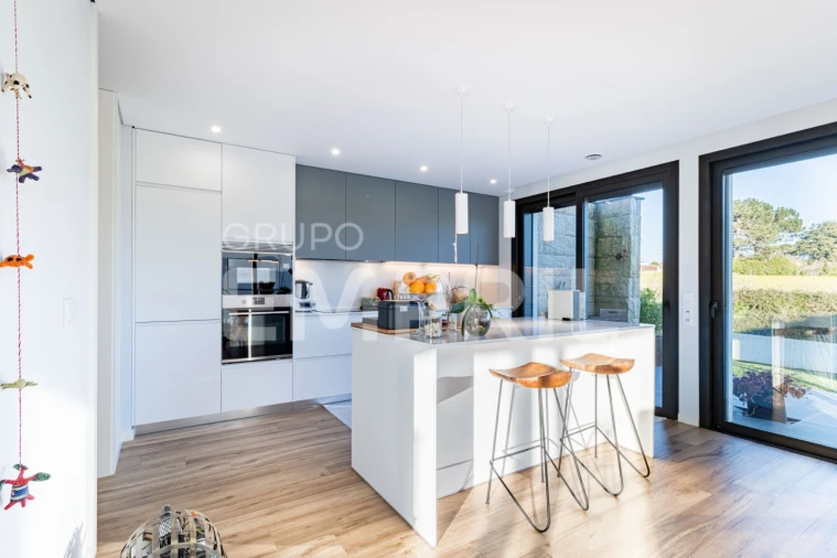 Moradia T3 para Venda em São Felix da Marinha Foto 9