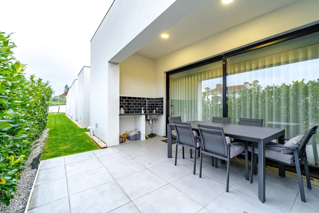 Moradia T3 para Venda em Milheiros Foto 3