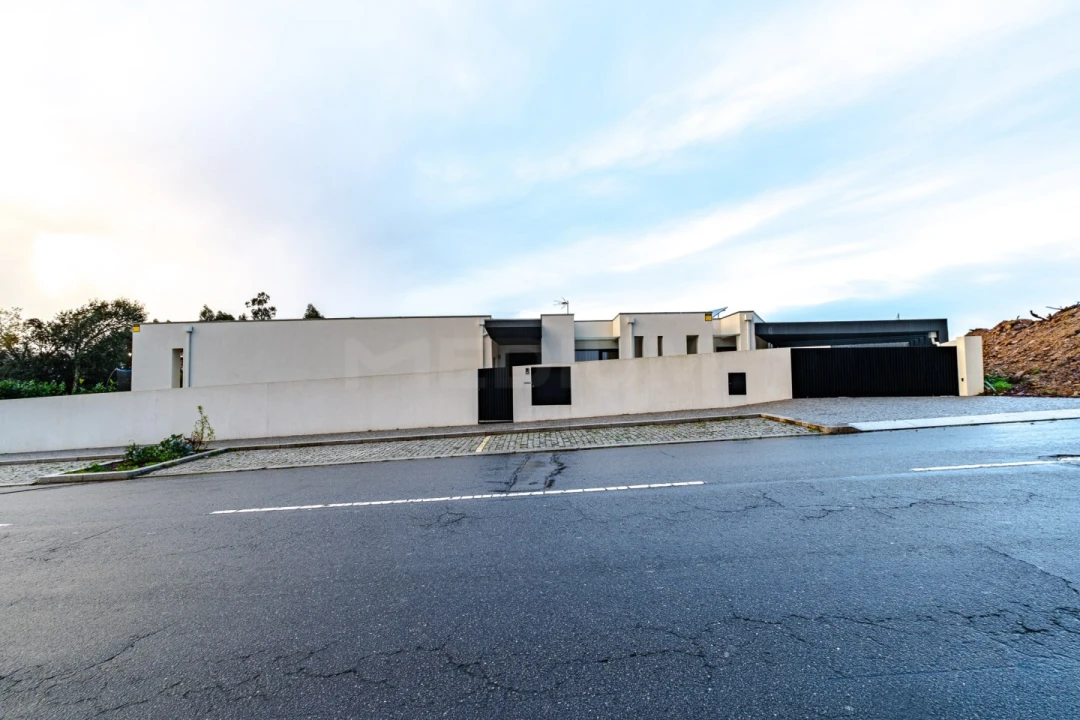 Moradia T3 para Venda em Milheiros Foto 33