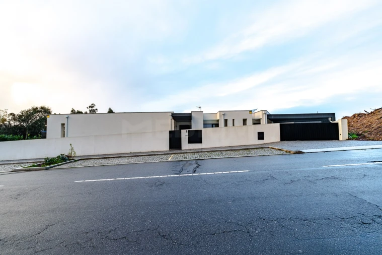 Moradia T3 para Venda em Milheiros Foto 33