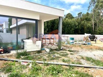 Moradia T4 para Venda em Vila de Cucujães