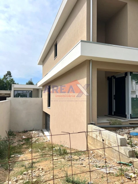Moradia T4 para Venda em Vila de Cucujães