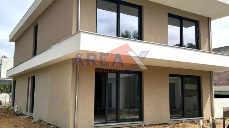 Moradia T4 para Venda em Vila de Cucujães