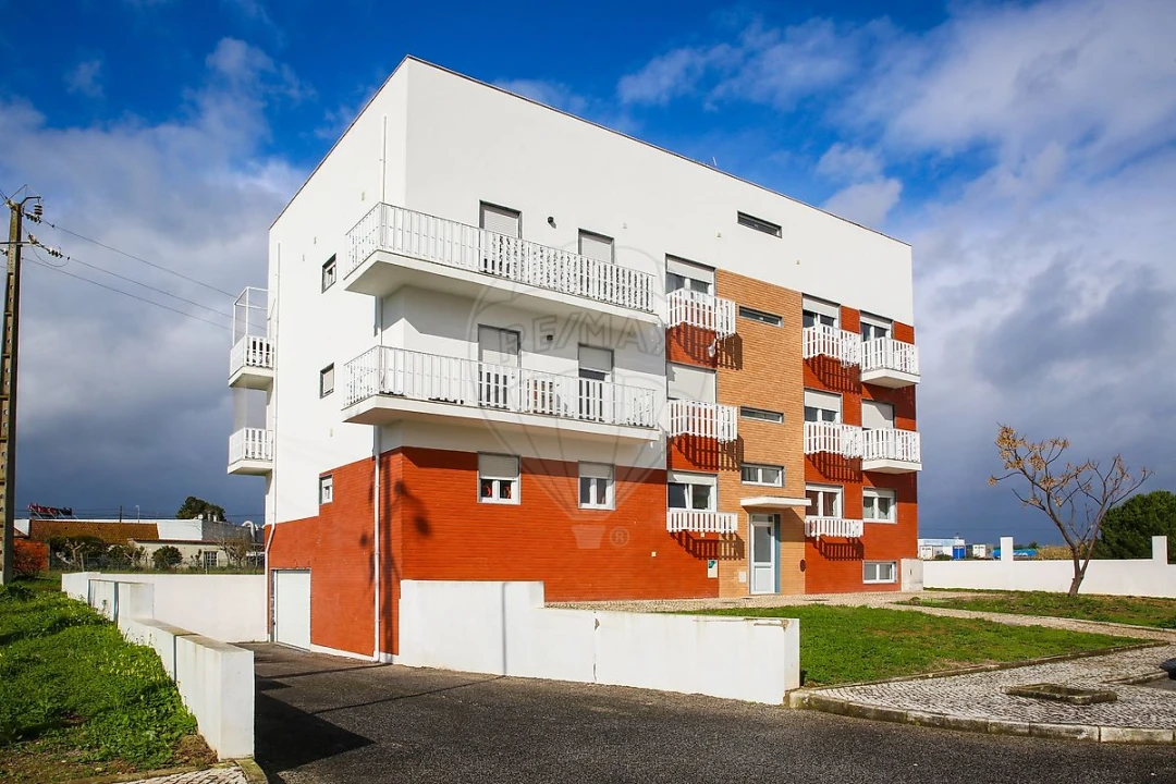 Apartamento T3 para Arrendamento em Aveiras de Cima Foto 2