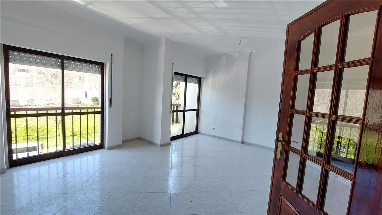Apartamento T3 para Venda em Rio de Mouro Foto 2