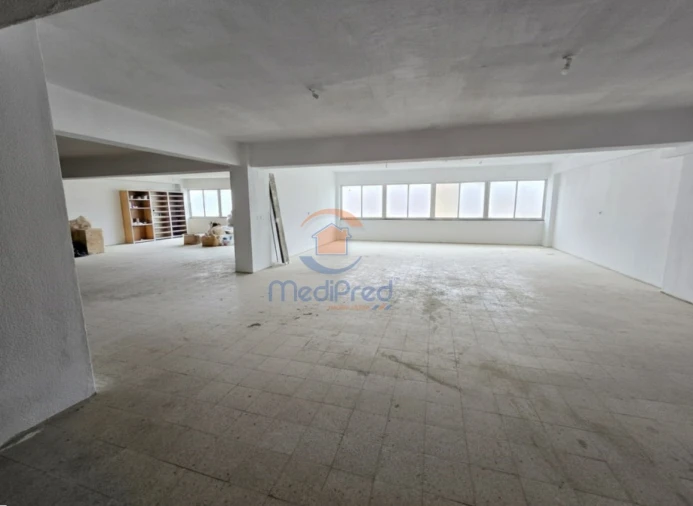 Armazém para Venda em Ramada e Caneças