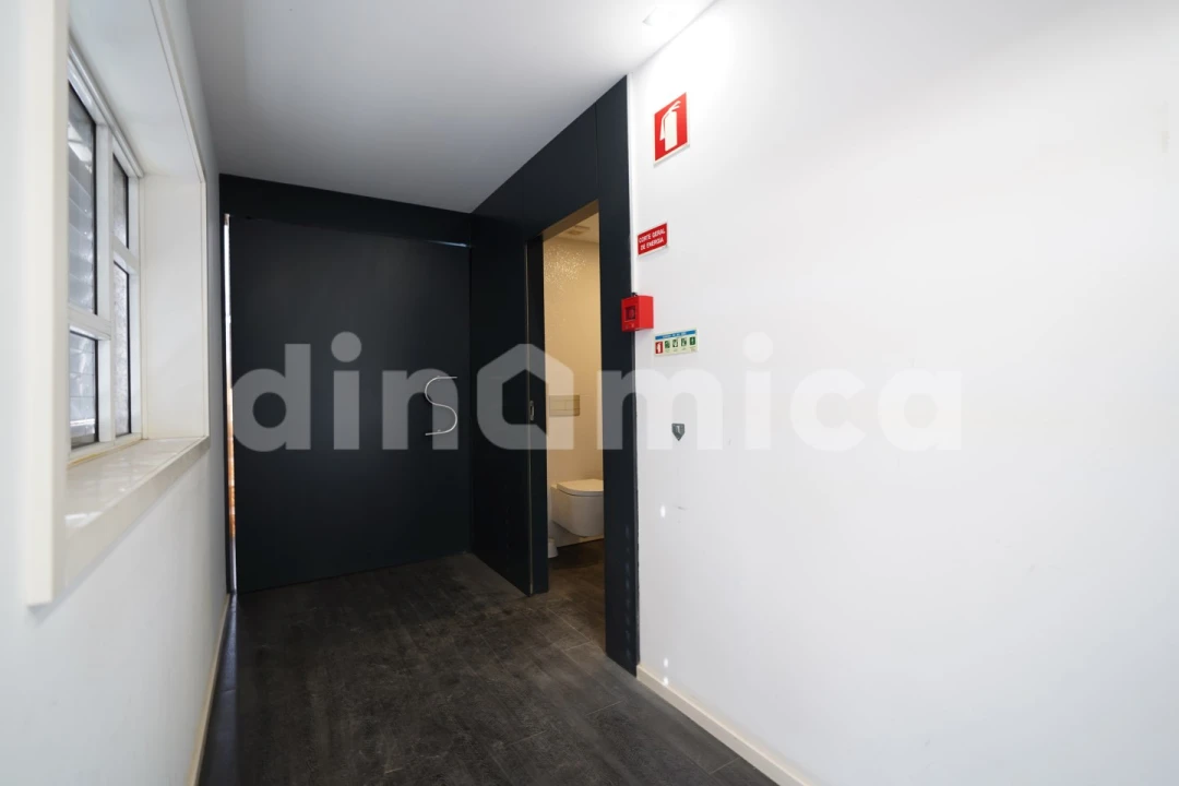 Armazém para Venda em Ruivães e Novais Foto 9