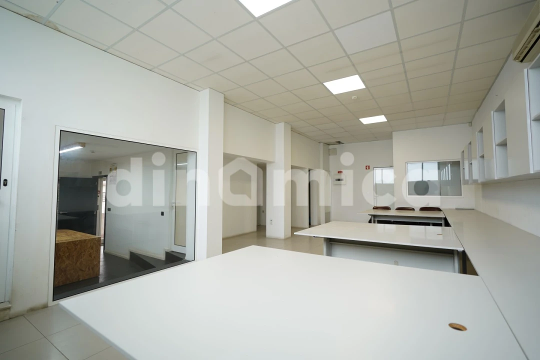 Armazém para Venda em Ruivães e Novais Foto 16