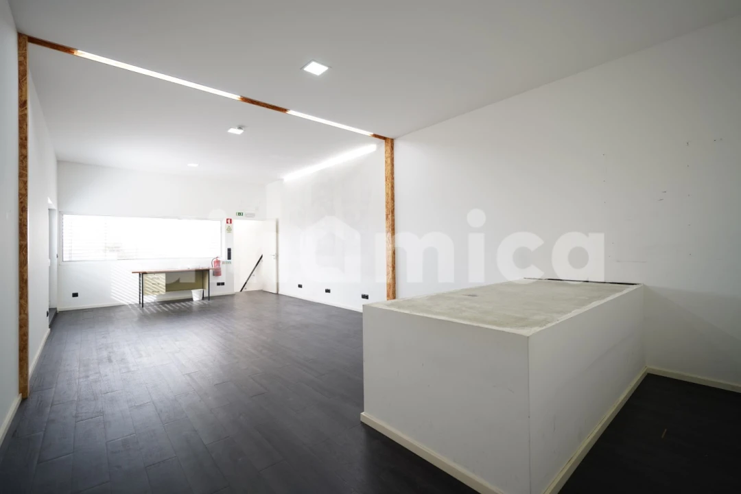 Armazém para Venda em Ruivães e Novais Foto 21