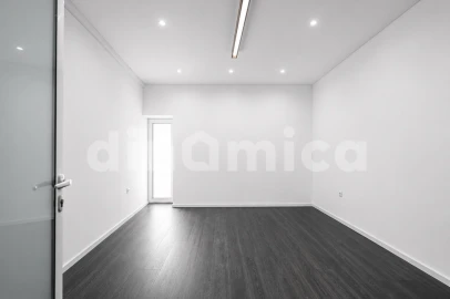 Armazém para Venda em Ruivães e Novais