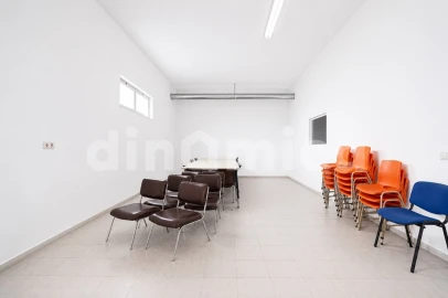 Armazém para Venda em Ruivães e Novais