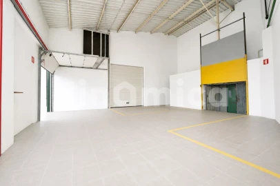 Armazém para Venda em Ruivães e Novais