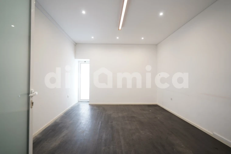 Armazém para Venda em Ruivães e Novais Foto 14