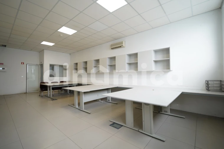 Armazém para Venda em Ruivães e Novais Foto 15