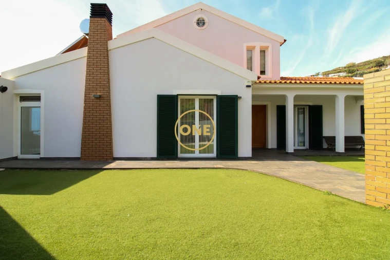 Moradia T4 para Venda em Canhas Foto 1