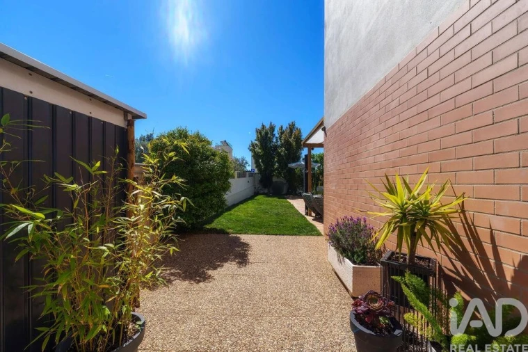 Moradia T3 para Venda em Quelfes Foto 25