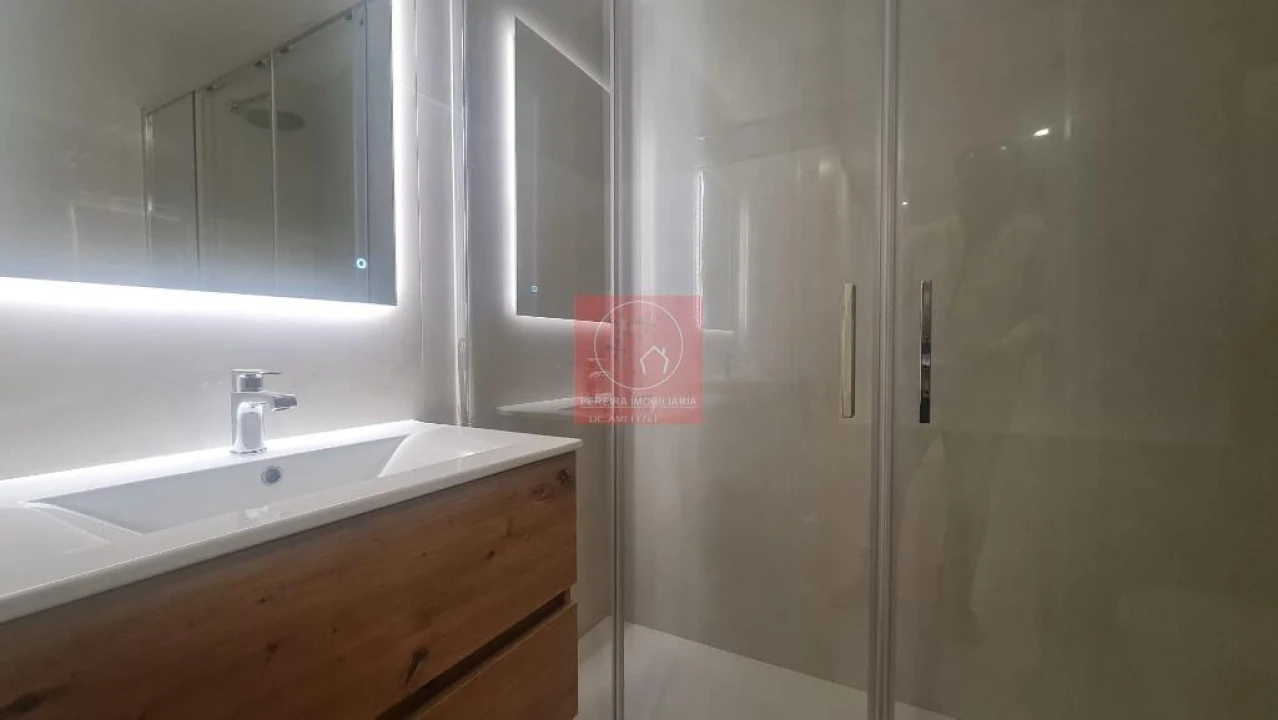 Apartamento T2 para Venda em Arcozelo Foto 8