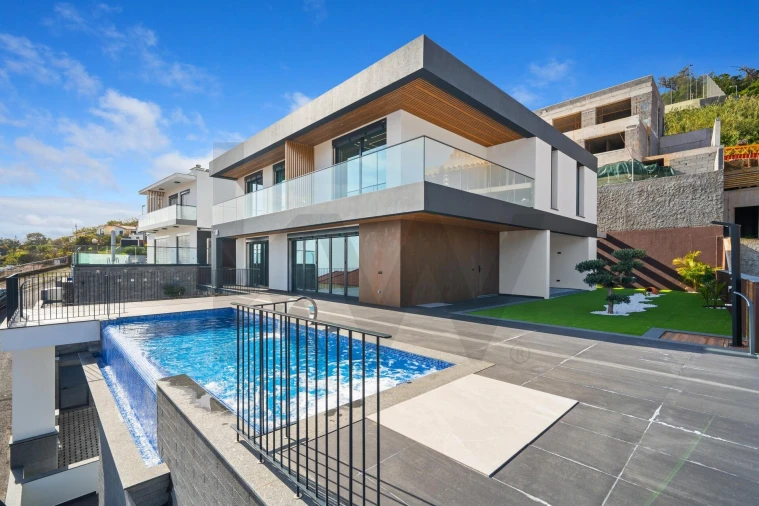 Moradia T4 para Venda em Santo Antonio Foto 1