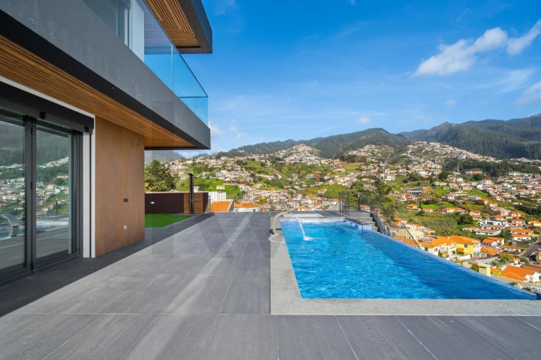 Moradia T4 para Venda em Santo Antonio Foto 2