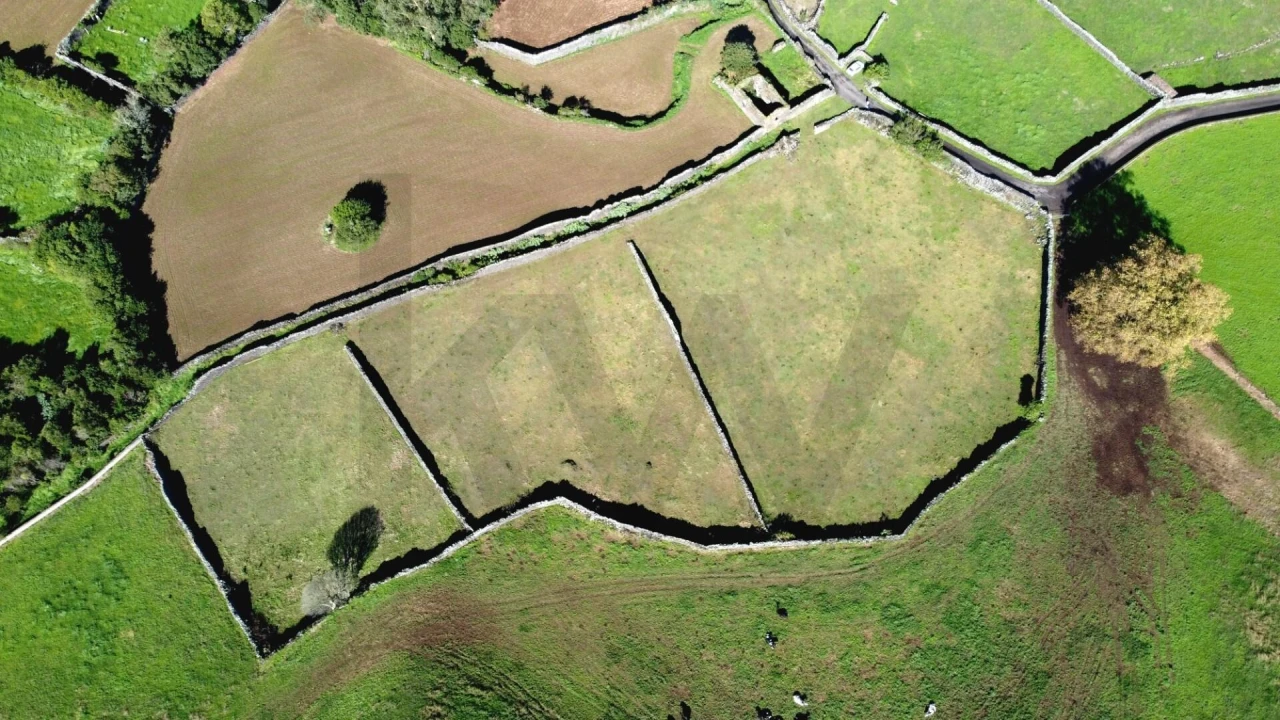 Terreno para Venda em Rabo de Peixe Foto 1