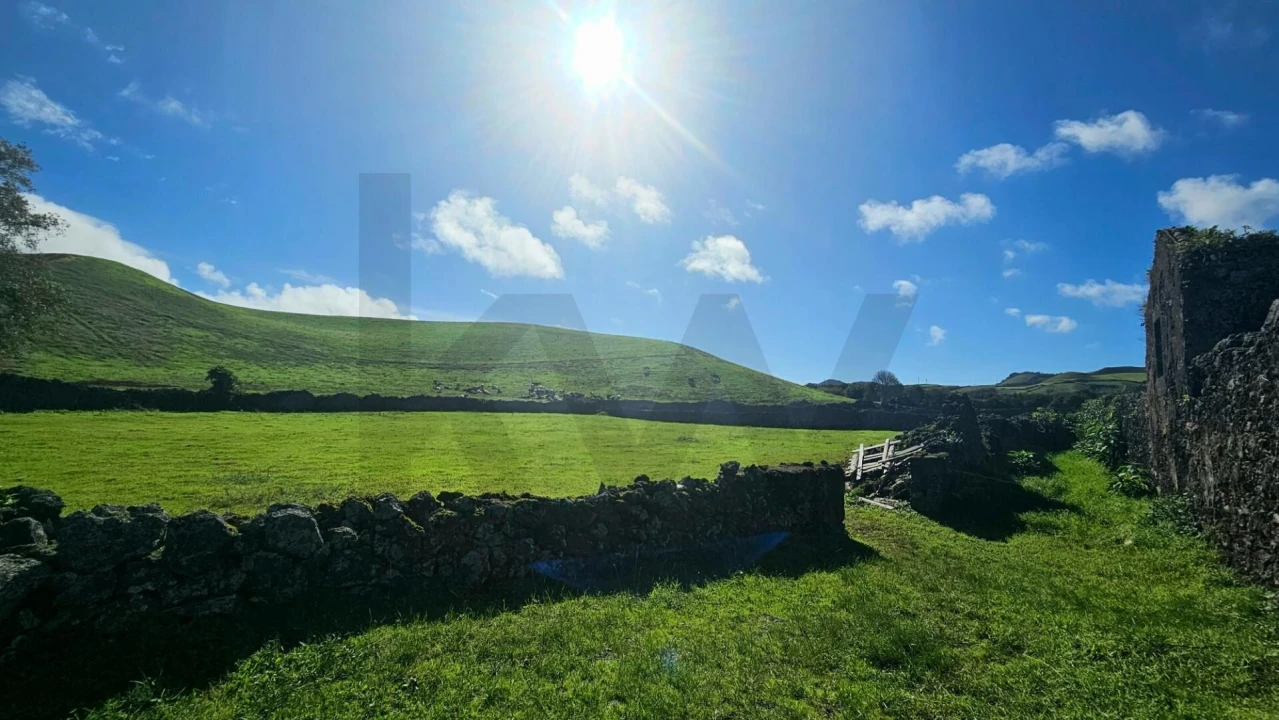 Terreno para Venda em Rabo de Peixe Foto 1