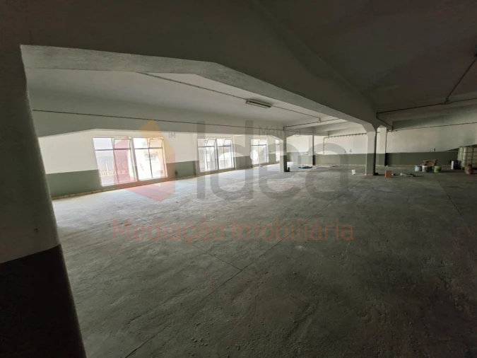 Armazém para Venda em Amora