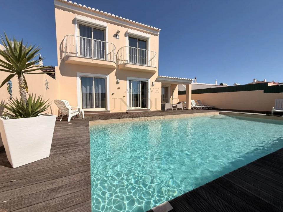 Moradia T4 para Venda em Lagos (São Sebastião e Santa Maria) Foto 1