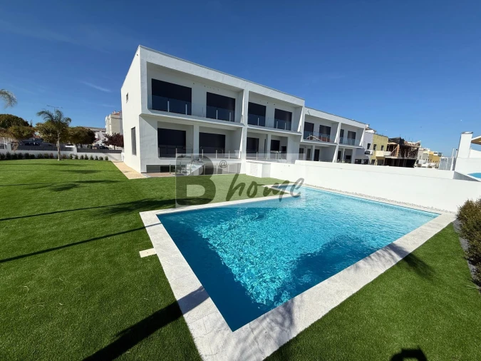 Moradia T3 para Venda em Charneca de Caparica e Sobreda