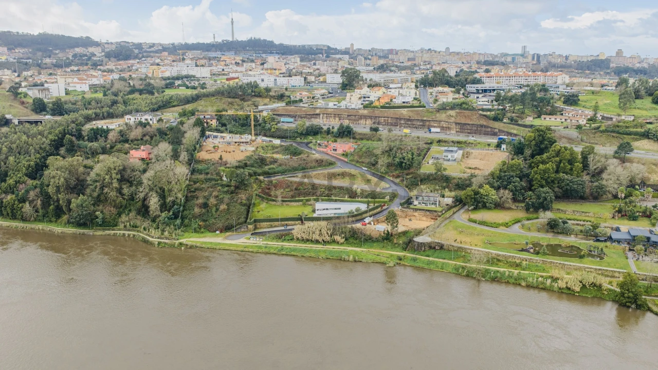 Terreno para Venda em Oliveira do Douro Foto 4