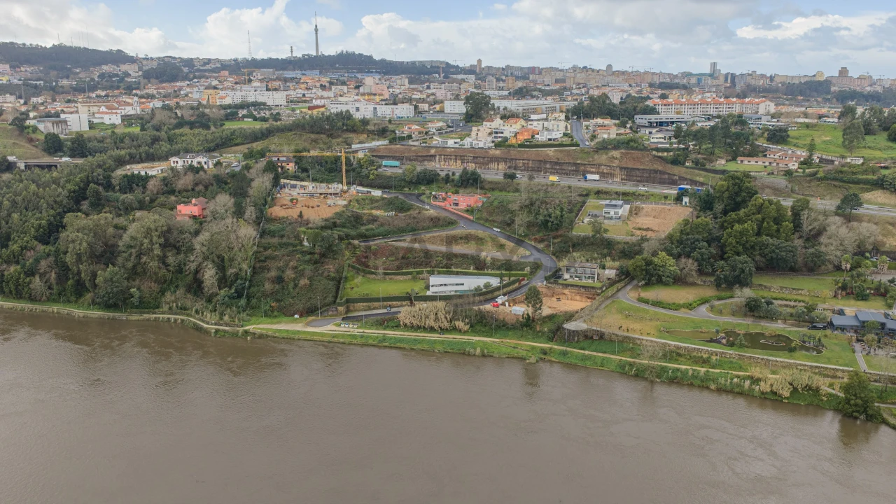 Terreno para Venda em Oliveira do Douro Foto 4