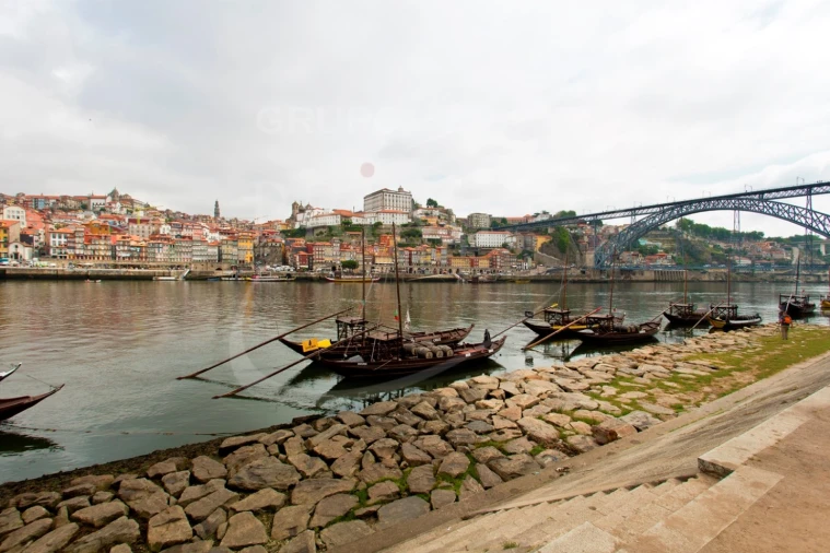 Prédio para Venda em Santa Marinha e São Pedro da Afurada Foto 1