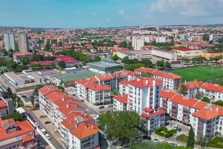 Apartamento T1 para Venda em Carcavelos e Parede Foto 19