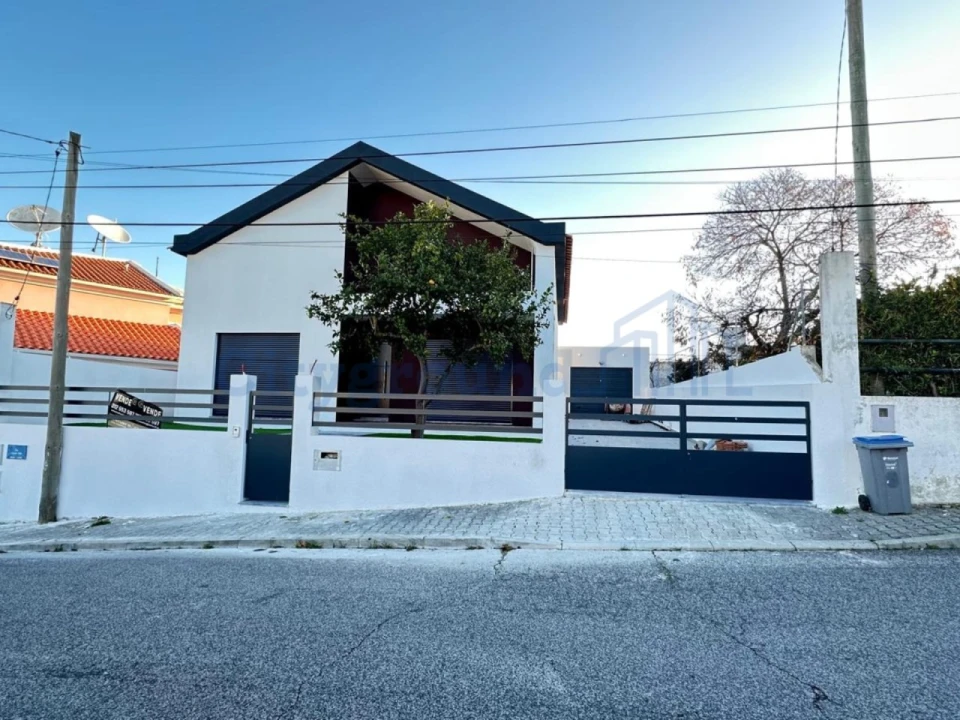 Moradia T4 para Venda em Corroios Foto 3