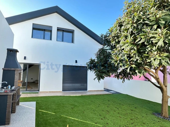 Moradia T4 para Venda em Corroios Foto 1